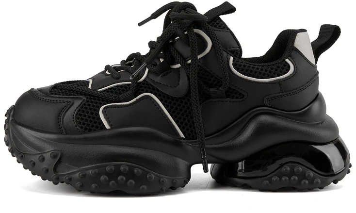 women-luiza-barcelos-low-top-black-and-white-fashion-trend-x902136