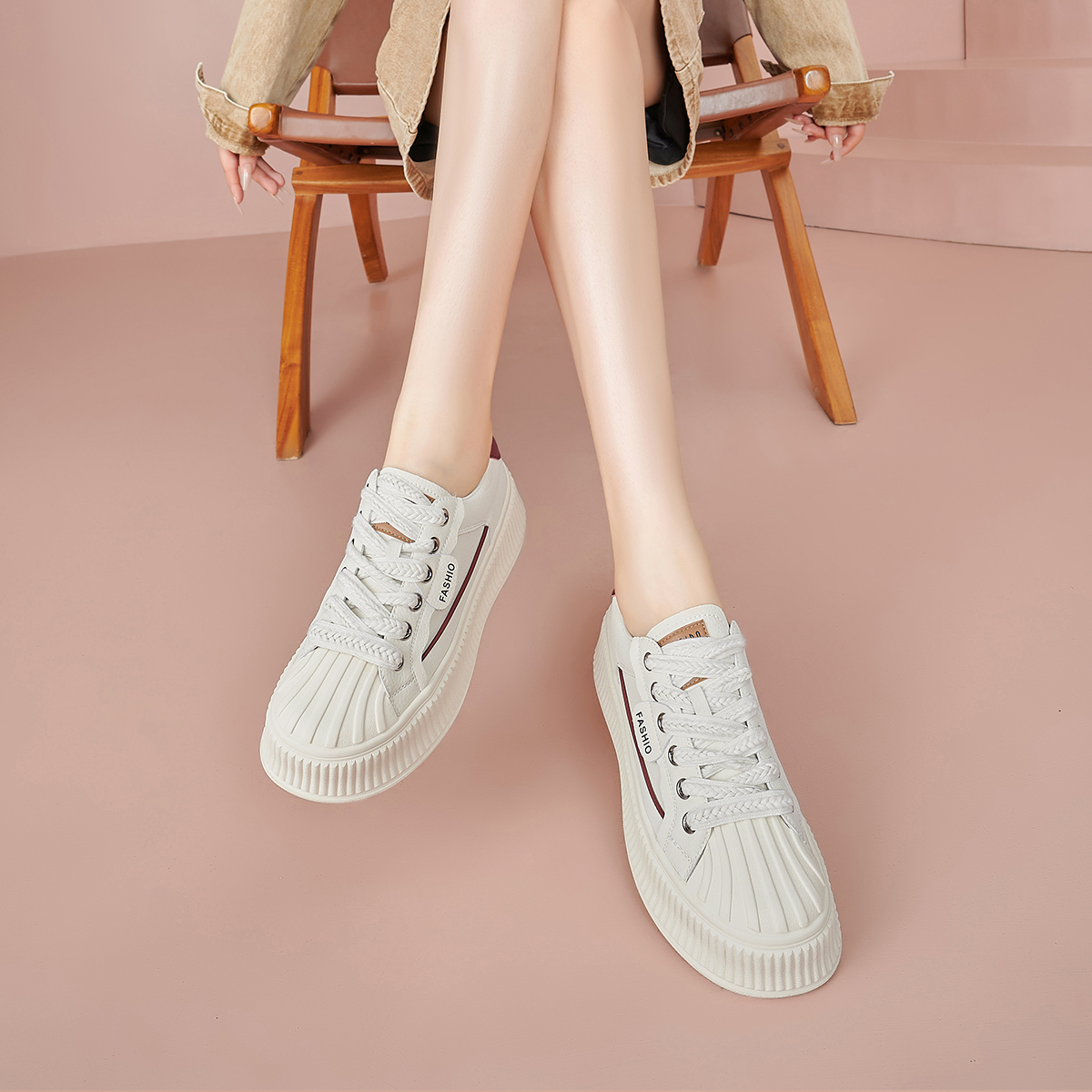 Lookbook (W) ルイーザ・バルセロス ローカット 白×赤 XWP1SK1008