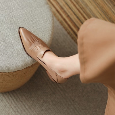 (W) Luiza Barcelos Sepatu Hak Blok Runcing 'Apricot Simplicity' X901107 Lookbook (W) Luiza Barcelos Sepatu Hak Blok Runcing 'Apricot Simplicity' X901107