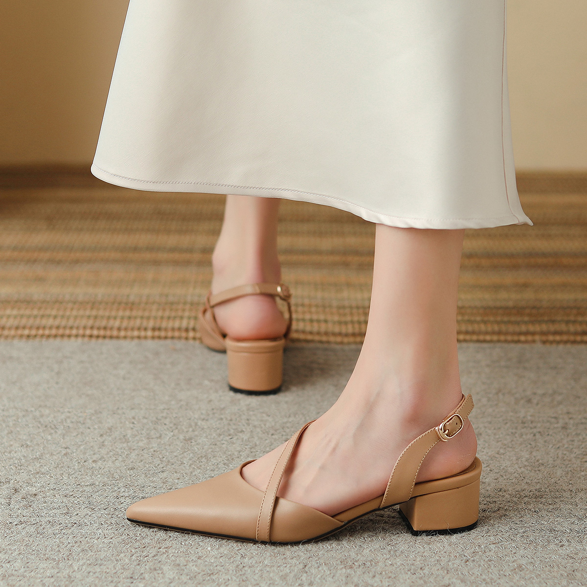 Purchase (W) Luiza Barcelos Kasut Tumit Lebar Berhujung Tajam 'Apricot' X901171