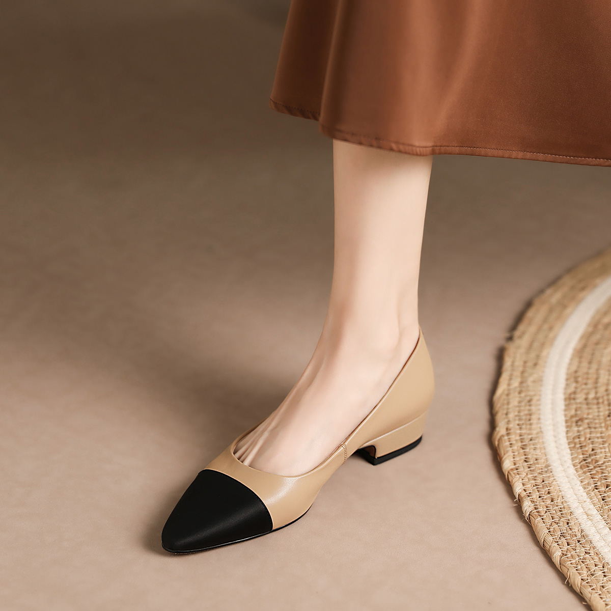 (W) Luiza Barcelos Pointed Toe Leather Sneakers 'Apricot Black' 圖 6