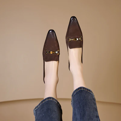 Luiza Barcelos 羊皮 復古金屬馬銜扣 粗跟 高跟鞋 4.5cm 女款 棕色 Lookbook Luiza Barcelos 羊皮 復古金屬馬銜扣 粗跟 高跟鞋 4.5cm 女款 棕色