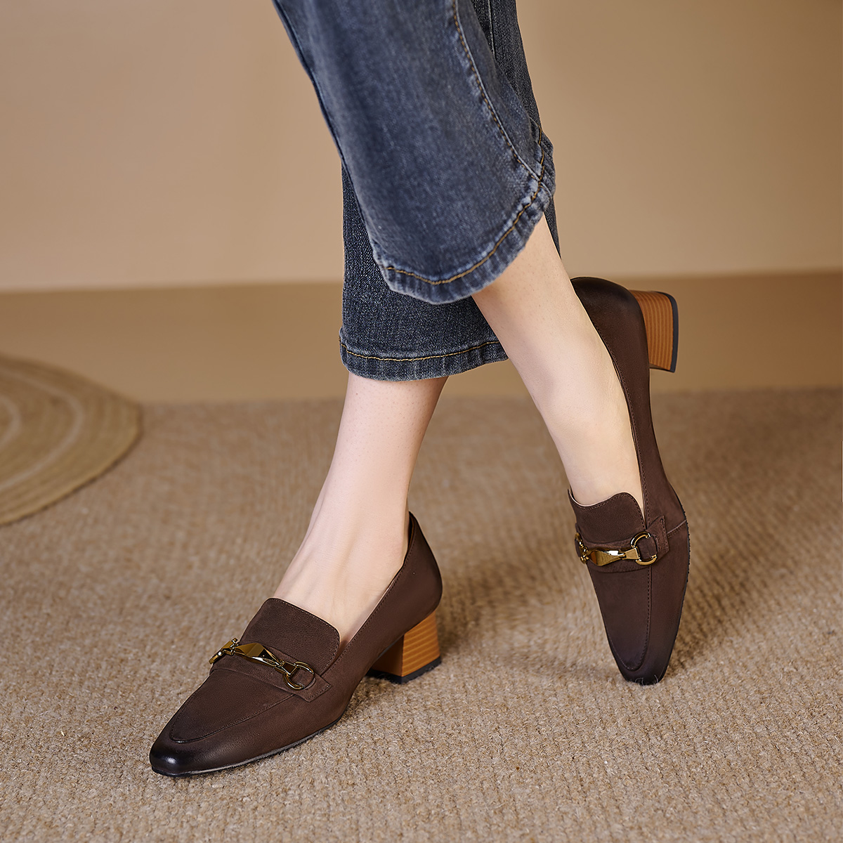 Shop Luiza Barcelos 羊皮 復古金屬馬銜扣 粗跟 高跟鞋 4.5cm 女款 棕色