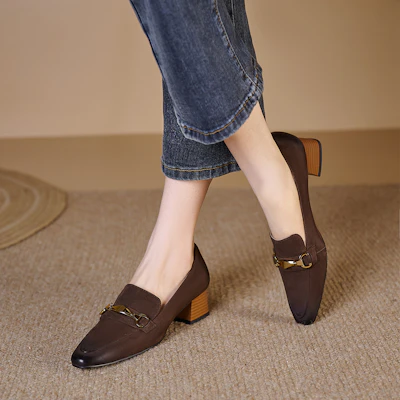 Luiza Barcelos 羊皮 復古金屬馬銜扣 粗跟 高跟鞋 4.5cm 女款 棕色 Shop Luiza Barcelos 羊皮 復古金屬馬銜扣 粗跟 高跟鞋 4.5cm 女款 棕色