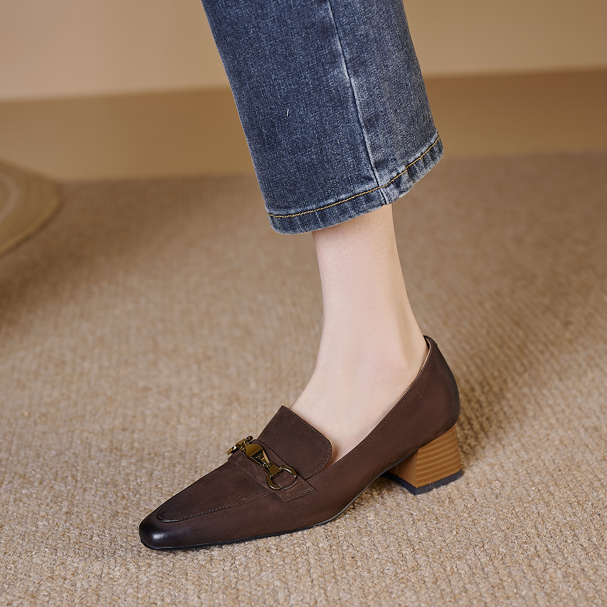 Purchase Luiza Barcelos 羊皮 復古金屬馬銜扣 粗跟 高跟鞋 4.5cm 女款 棕色