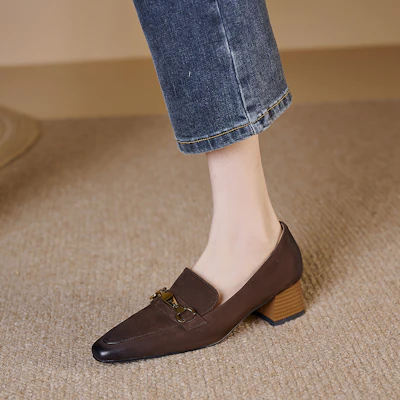 Luiza Barcelos 羊皮 復古金屬馬銜扣 粗跟 高跟鞋 4.5cm 女款 棕色 Purchase Luiza Barcelos 羊皮 復古金屬馬銜扣 粗跟 高跟鞋 4.5cm 女款 棕色