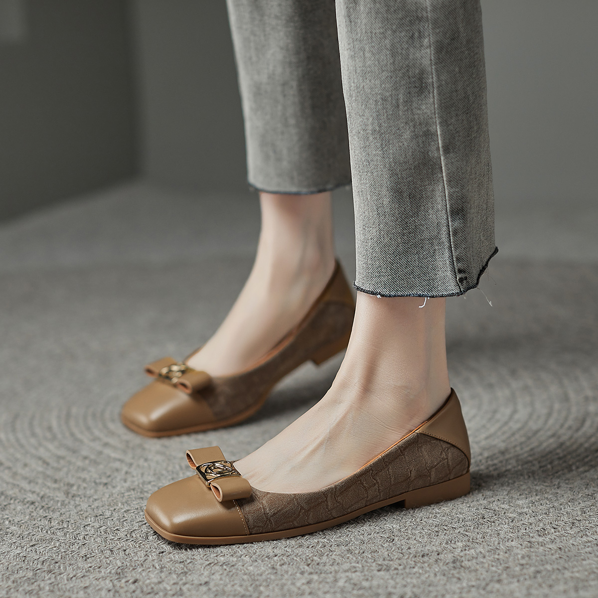 Details for (W) Luiza Barcelos 复古蝴蝶结金属扣「鳄鱼纹奶茶色」 X901110