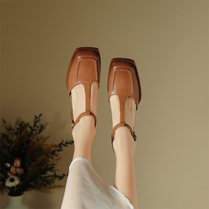 Luiza Barcelos 二層牛皮 搭扣復古 粗跟 高跟鞋 5.5cm 女款 棕色 Lookbook Luiza Barcelos 二層牛皮 搭扣復古 粗跟 高跟鞋 5.5cm 女款 棕色