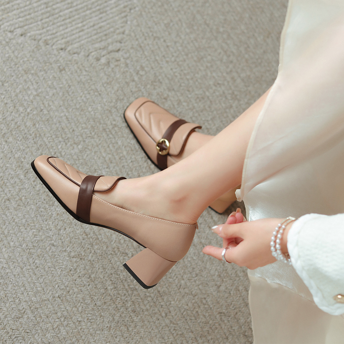 Lookbook (W) 루이자 바르셀로스 레트로 펌프스 (애프리콧/브라운) X900948