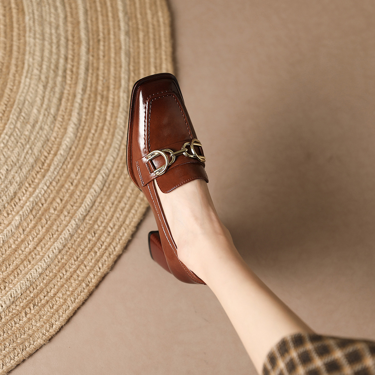 Lookbook (W) Luiza Barcelos Sepatu Hak Retro 'Coklat dengan Gesper' X900890