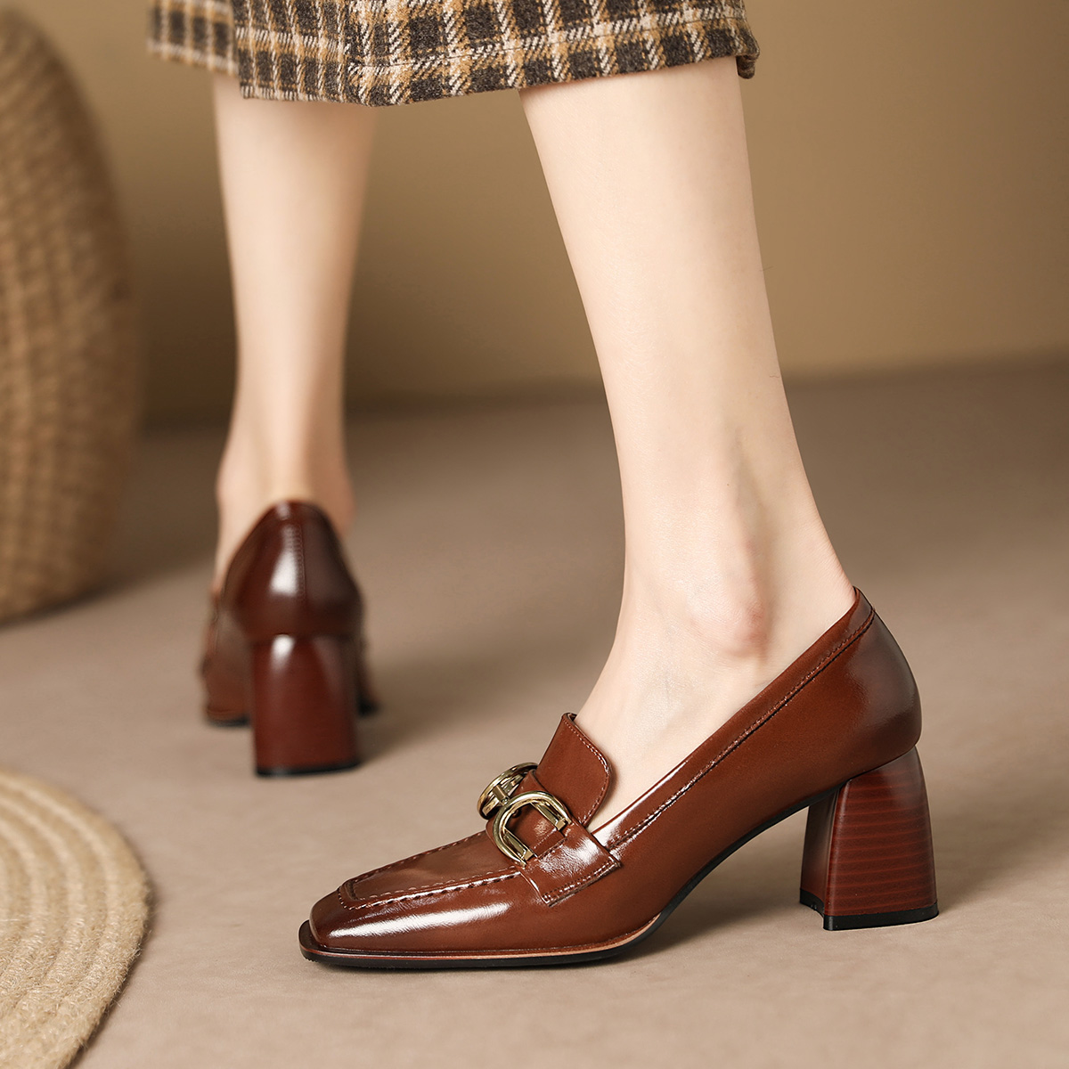 Shop (W) Luiza Barcelos Sepatu Hak Retro 'Coklat dengan Gesper' X900890