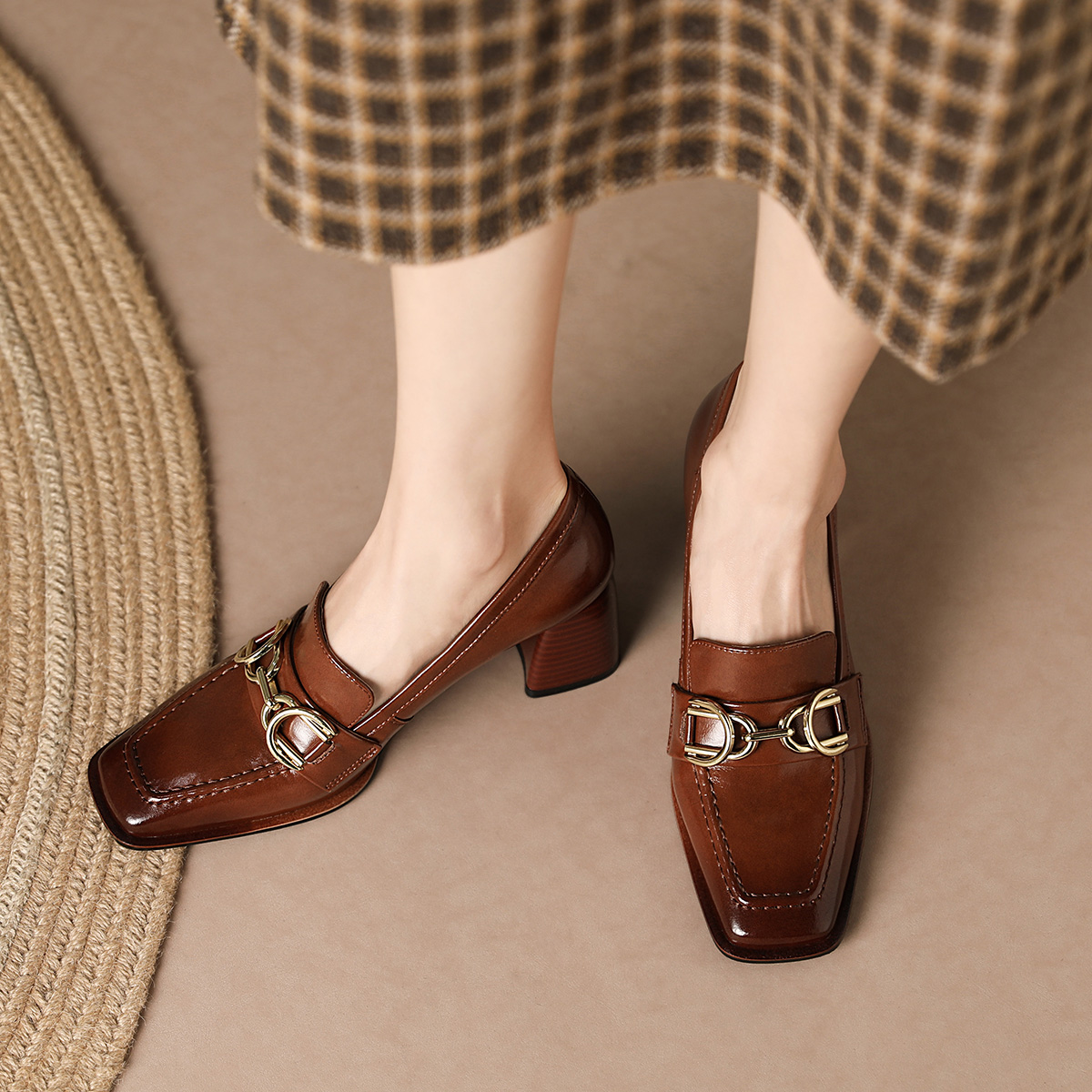 Details for (W) Luiza Barcelos Sepatu Hak Retro 'Coklat dengan Gesper' X900890