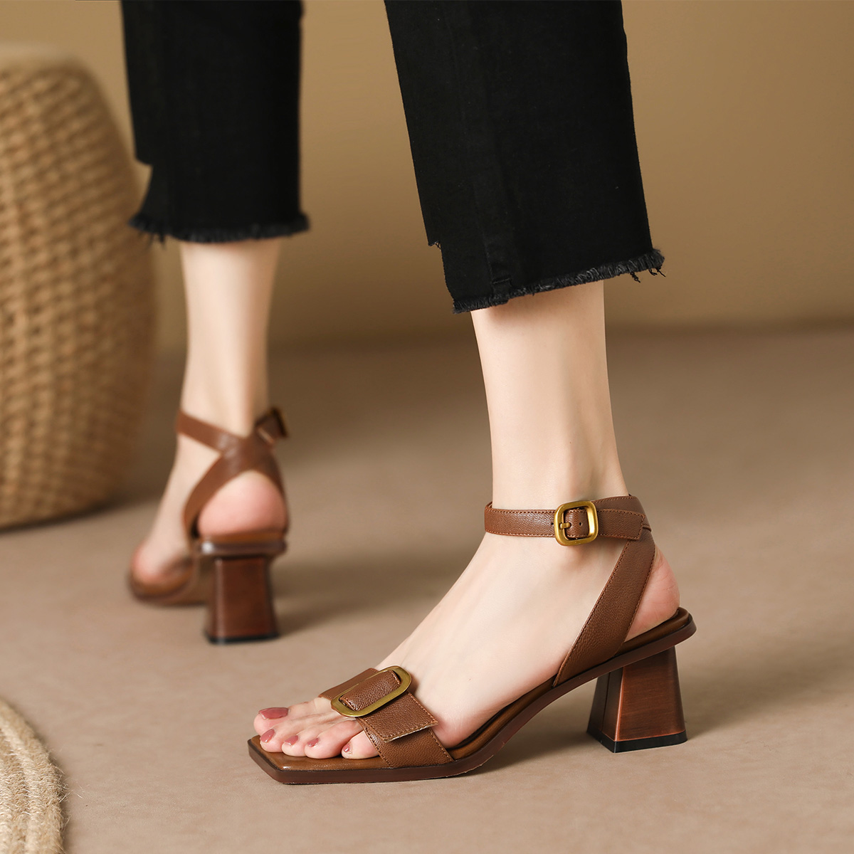 Order (W) Luiza Barcelos 复古金属扣方头高跟凉鞋 '棕色' X901440