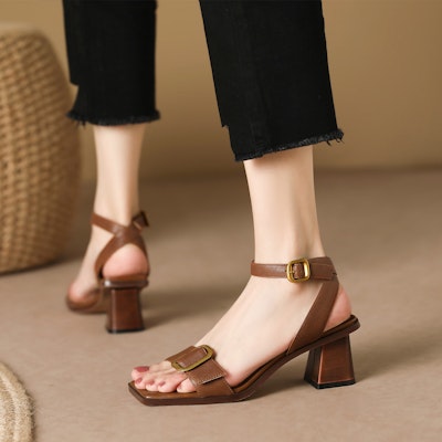 (W) Luiza Barcelos 复古金属扣方头高跟凉鞋 '棕色' X901440 Order (W) Luiza Barcelos 复古金属扣方头高跟凉鞋 '棕色' X901440