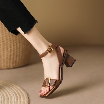 (W) Luiza Barcelos 复古金属扣方头高跟凉鞋 '棕色' X901440 Lookbook (W) Luiza Barcelos 复古金属扣方头高跟凉鞋 '棕色' X901440