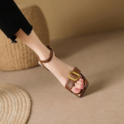 (W) Luiza Barcelos 复古金属扣方头高跟凉鞋 '棕色' X901440 Shop (W) Luiza Barcelos 复古金属扣方头高跟凉鞋 '棕色' X901440