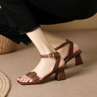 (W) Luiza Barcelos 复古金属扣方头高跟凉鞋 '棕色' X901440 Purchase (W) Luiza Barcelos 复古金属扣方头高跟凉鞋 '棕色' X901440