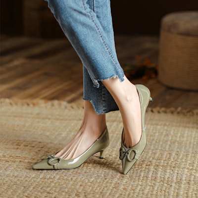 (W) Luiza Barcelos复古尖头细高跟鞋 '浅绿扣' X901462 Lookbook (W) Luiza Barcelos复古尖头细高跟鞋 '浅绿扣' X901462