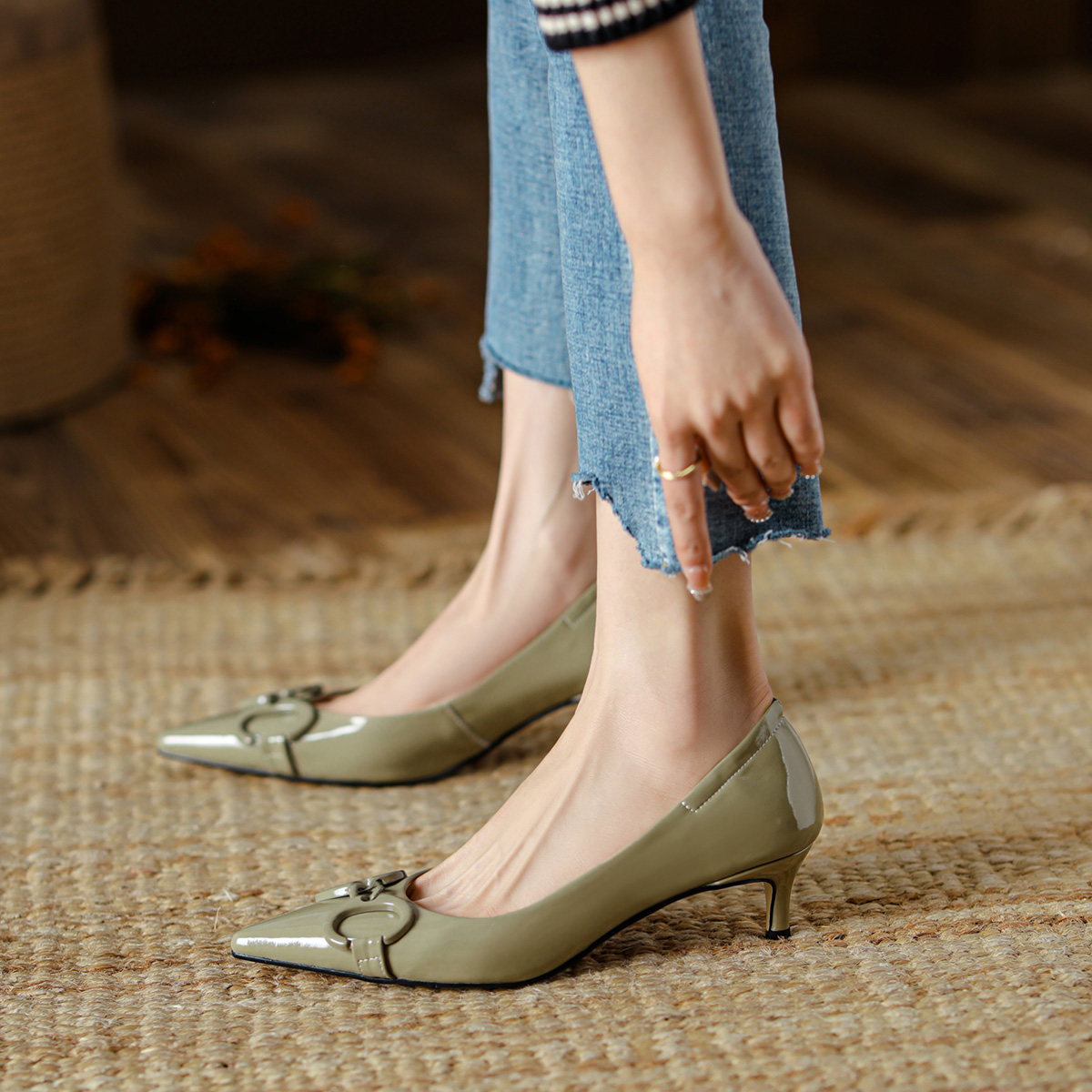 Details for (W) Luiza Barcelos复古尖头细高跟鞋 '浅绿扣' X901462