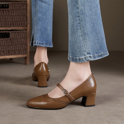 (W) Luiza Barcelos Retro Tumit Tebal Gesper Runcing 'Coklat' X901468 Purchase (W) Luiza Barcelos Retro Tumit Tebal Gesper Runcing 'Coklat' X901468