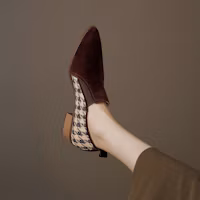 Order (W) Luiza Barcelos Retro Sepatu Hak Tebal Coklat dengan Gesper X901889