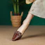 Lookbook (W) Luiza Barcelos Sepatu Chunky Hak Tebal 'Coklat' Retro Pointed Toe X900815