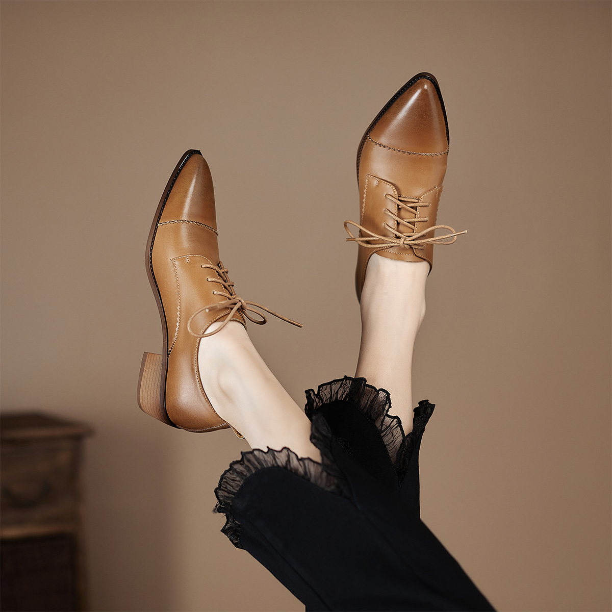 Order (W) Luiza Barcelos 复古尖头系带粗跟 '浅棕色' X901167