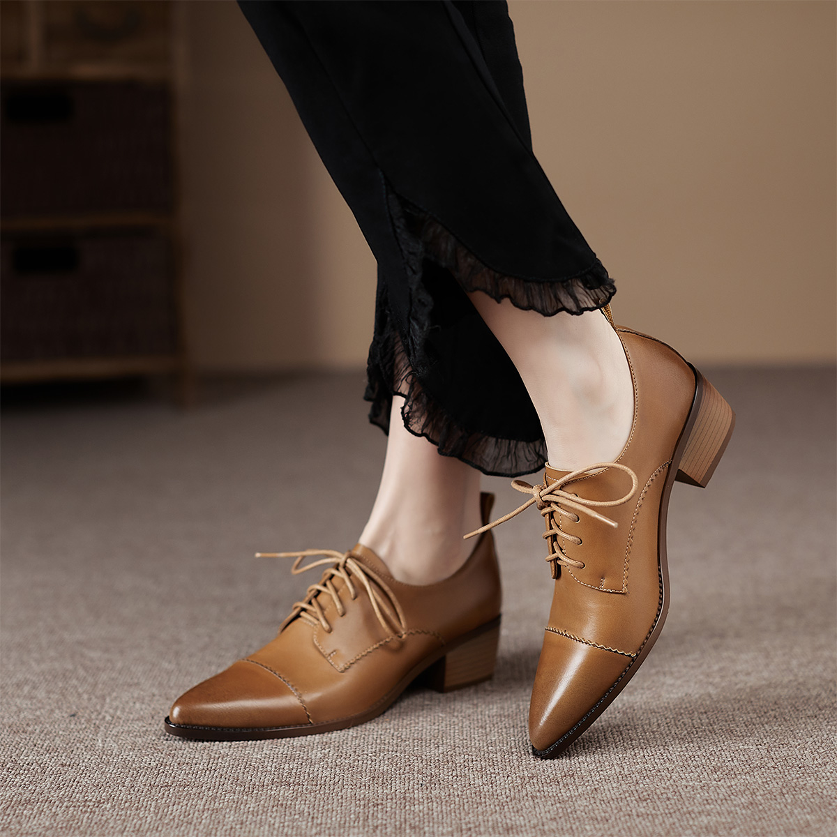 Lookbook (W) Luiza Barcelos 复古尖头系带粗跟 '浅棕色' X901167