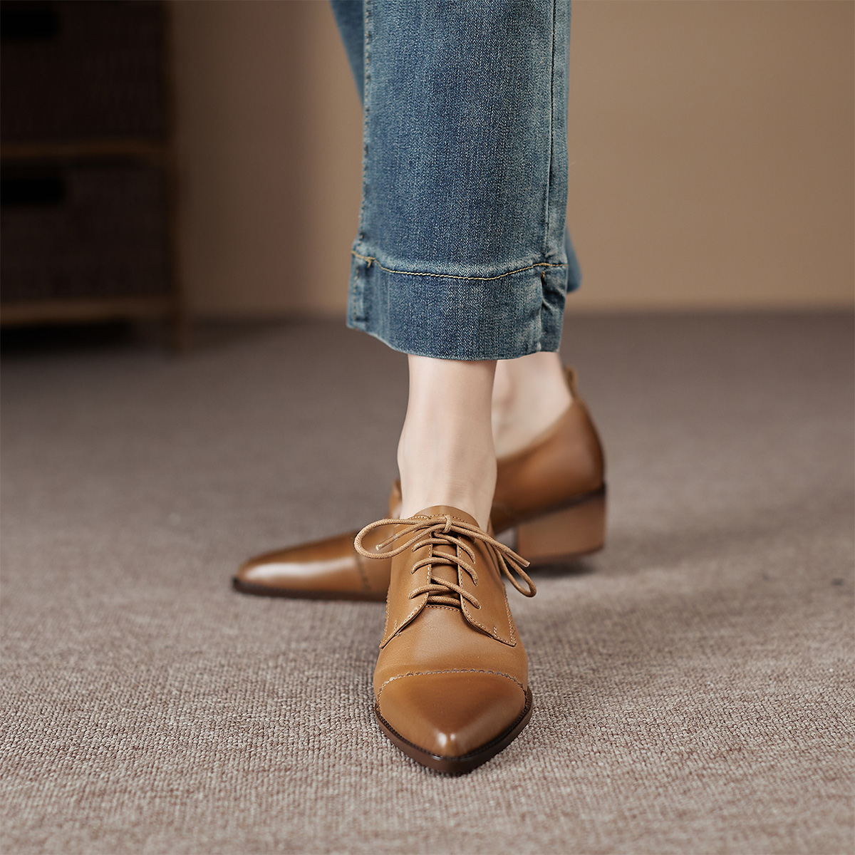 Shop (W) Luiza Barcelos 复古尖头系带粗跟 '浅棕色' X901167