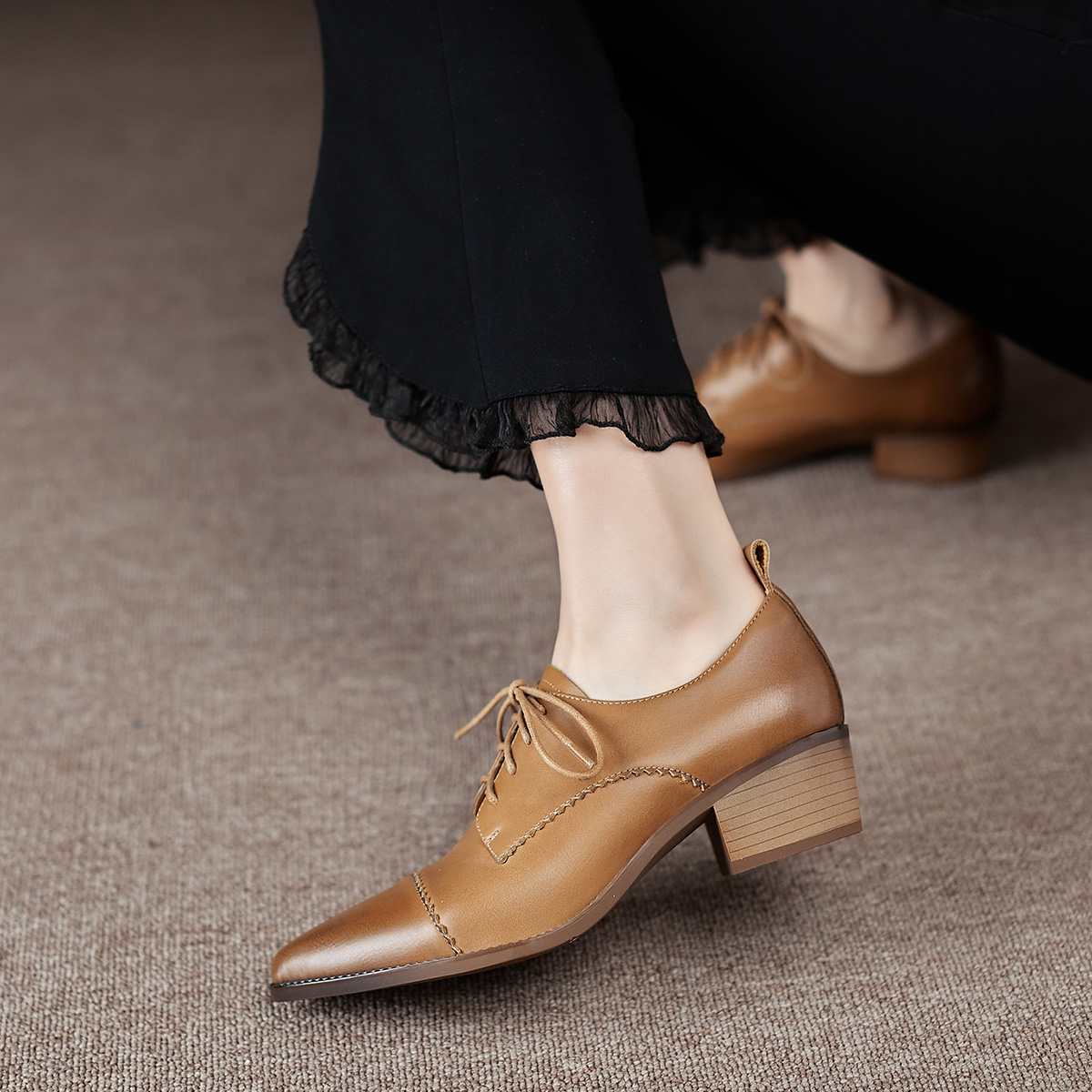 Purchase (W) Luiza Barcelos 复古尖头系带粗跟 '浅棕色' X901167