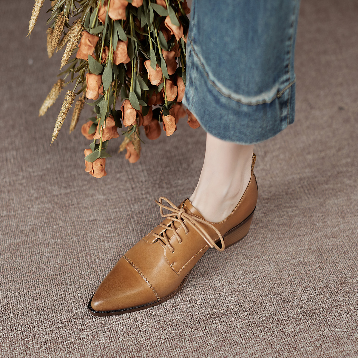 Details for (W) Luiza Barcelos 复古尖头系带粗跟 '浅棕色' X901167