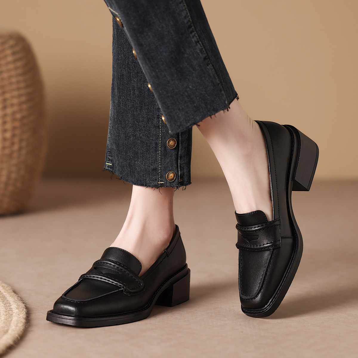 Order (W) Luiza Barcelos复古方头粗跟“黑色皮革” X901042