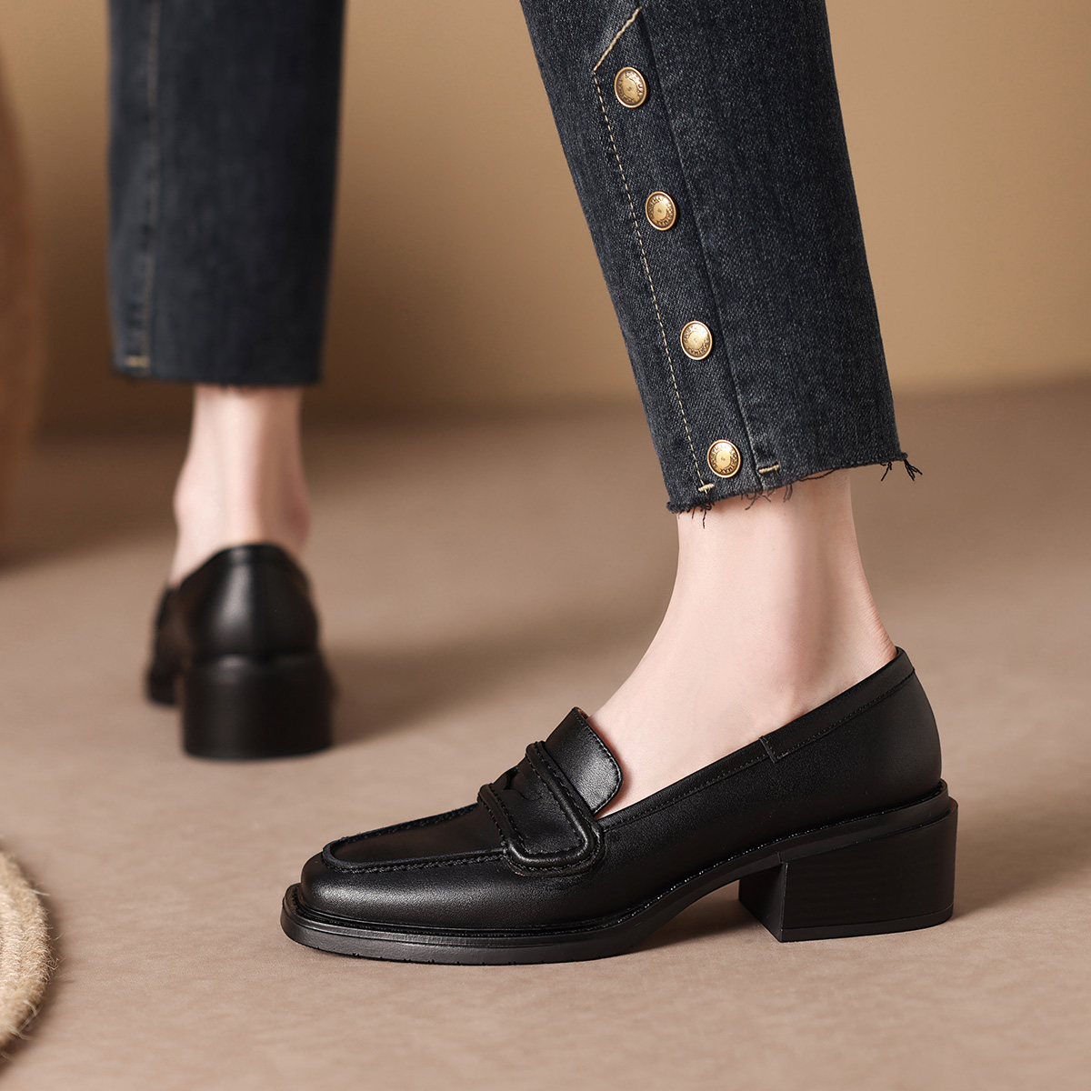 Lookbook (W) Luiza Barcelos复古方头粗跟“黑色皮革” X901042