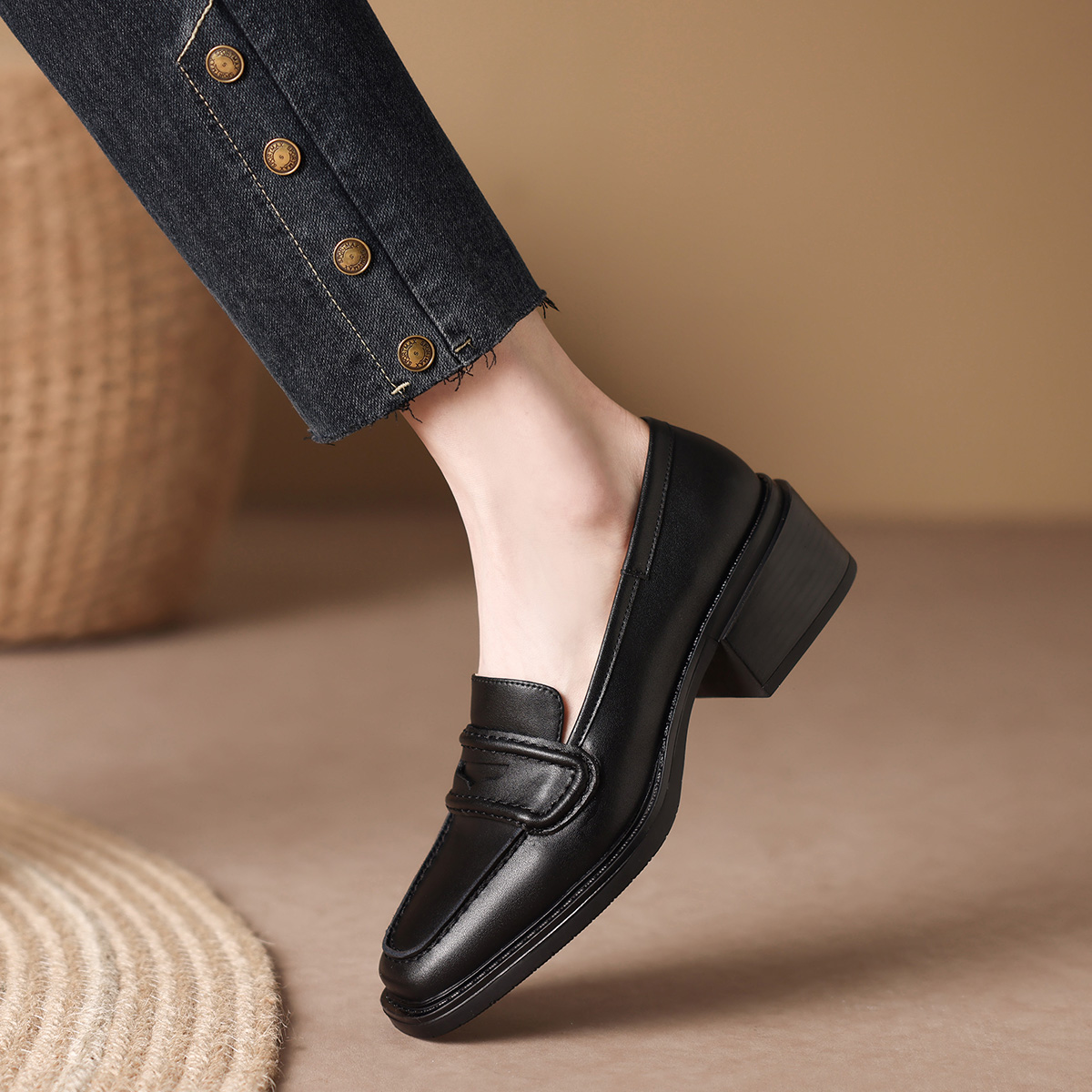 Shop (W) Luiza Barcelos复古方头粗跟“黑色皮革” X901042