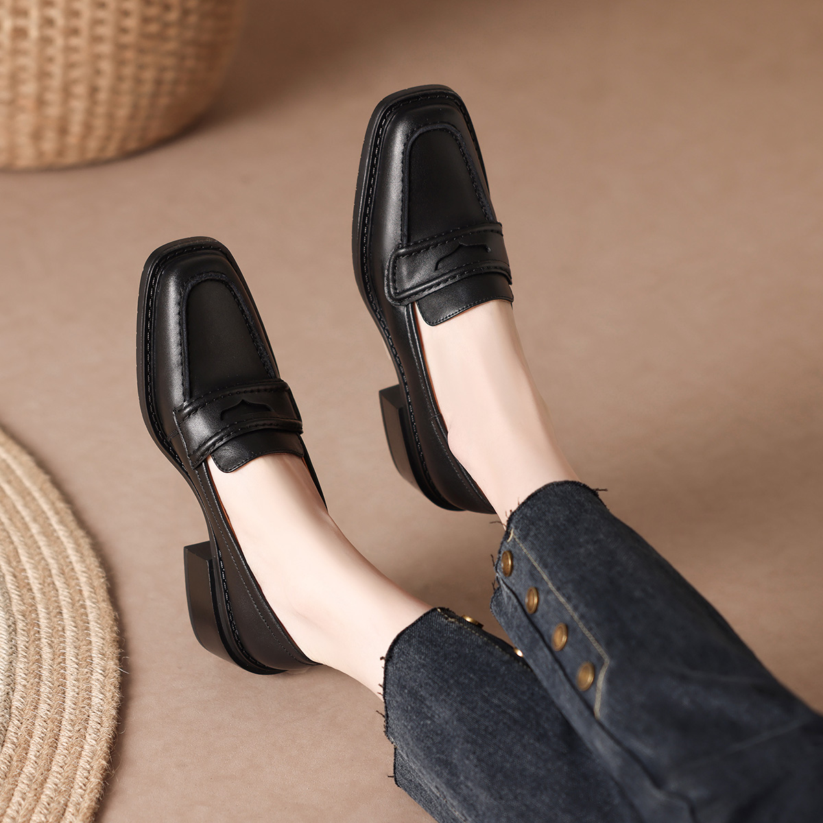 Purchase (W) Luiza Barcelos复古方头粗跟“黑色皮革” X901042