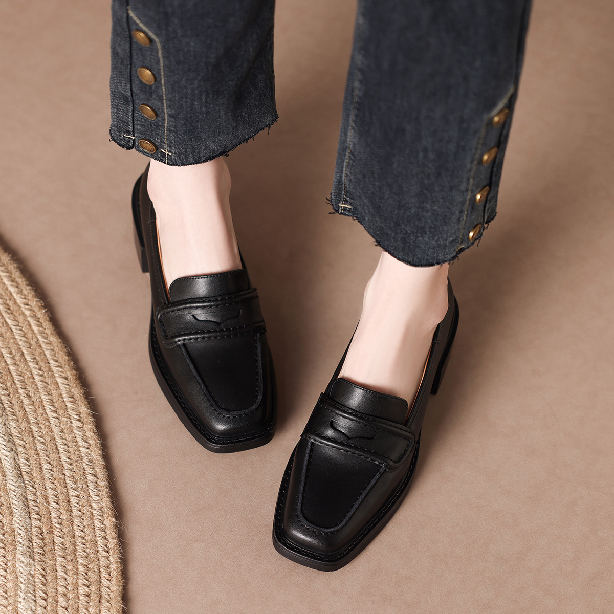 Details for (W) Luiza Barcelos复古方头粗跟“黑色皮革” X901042