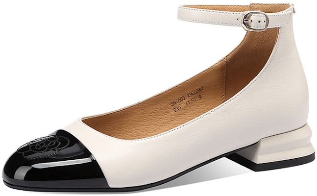 (W) Luiza Barcelos Sepatu Datar Kasual Gesper Beige Hitam X900867 Lookbook (W) Luiza Barcelos Sepatu Datar Kasual Gesper Beige Hitam X900867