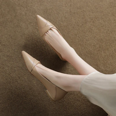 Luiza Barcelos 牛皮 優雅尖頭通勤 休閒單鞋 1.5cm 女款 杏色 Shop Luiza Barcelos 牛皮 優雅尖頭通勤 休閒單鞋 1.5cm 女款 杏色