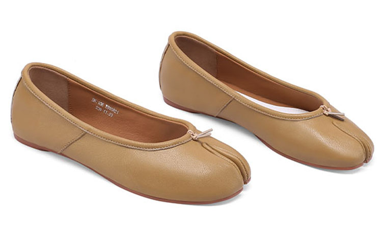 Lookbook (W) (女性用) Luiza Barcelos スプリットトゥ シープスキン フラットシューズ 'シングルシュー' X900821 X900821