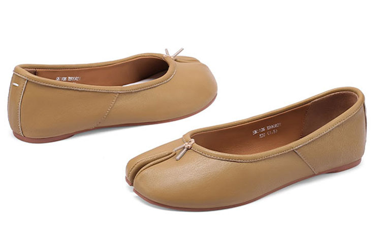 Shop (W) (女性用) Luiza Barcelos スプリットトゥ シープスキン フラットシューズ 'シングルシュー' X900821 X900821