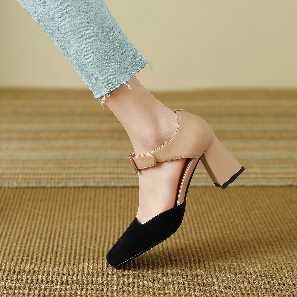 Order (W) Luiza Barcelos Sepatu Chunky Heel Ujung Kotak 'Apricot' X901326