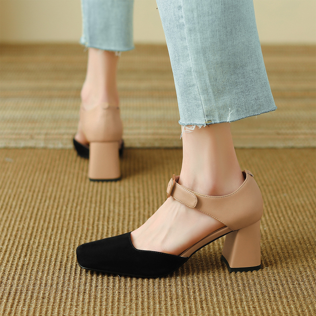 Shop (W) Luiza Barcelos Sepatu Chunky Heel Ujung Kotak 'Apricot' X901326