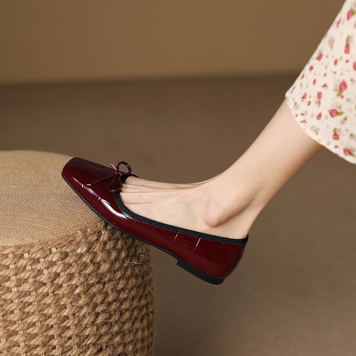 Details for (W) Luiza Barcelos Tumit Tebal Hujung Empat 'Kulit Burgundy Berkilat' X900953