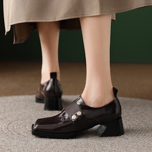 Luiza Barcelos 牛皮氣質方頭松緊帶設計粗跟單鞋 女款 棕色 Shop Luiza Barcelos 牛皮氣質方頭松緊帶設計粗跟單鞋 女款 棕色