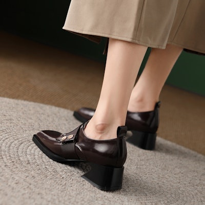 (W) Luiza Barcelos Sepatu Chunky Heel Coklat dengan Pita Elastis Kotak. X900568 Purchase (W) Luiza Barcelos Sepatu Chunky Heel Coklat dengan Pita Elastis Kotak. X900568
