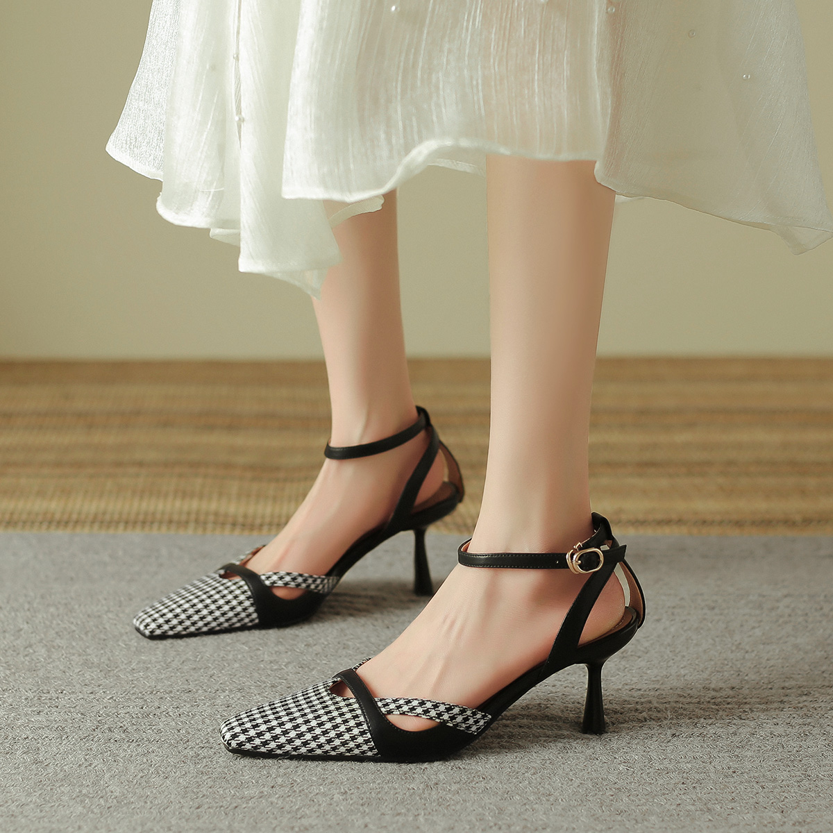 Order (W) Luiza Barcelos Stiletto 'Houndstooth Hitam dan Putih' X901451