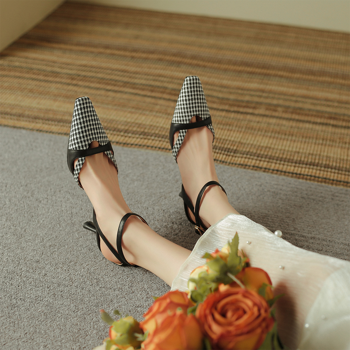 Purchase (W) Luiza Barcelos Stiletto 'Houndstooth Hitam dan Putih' X901451