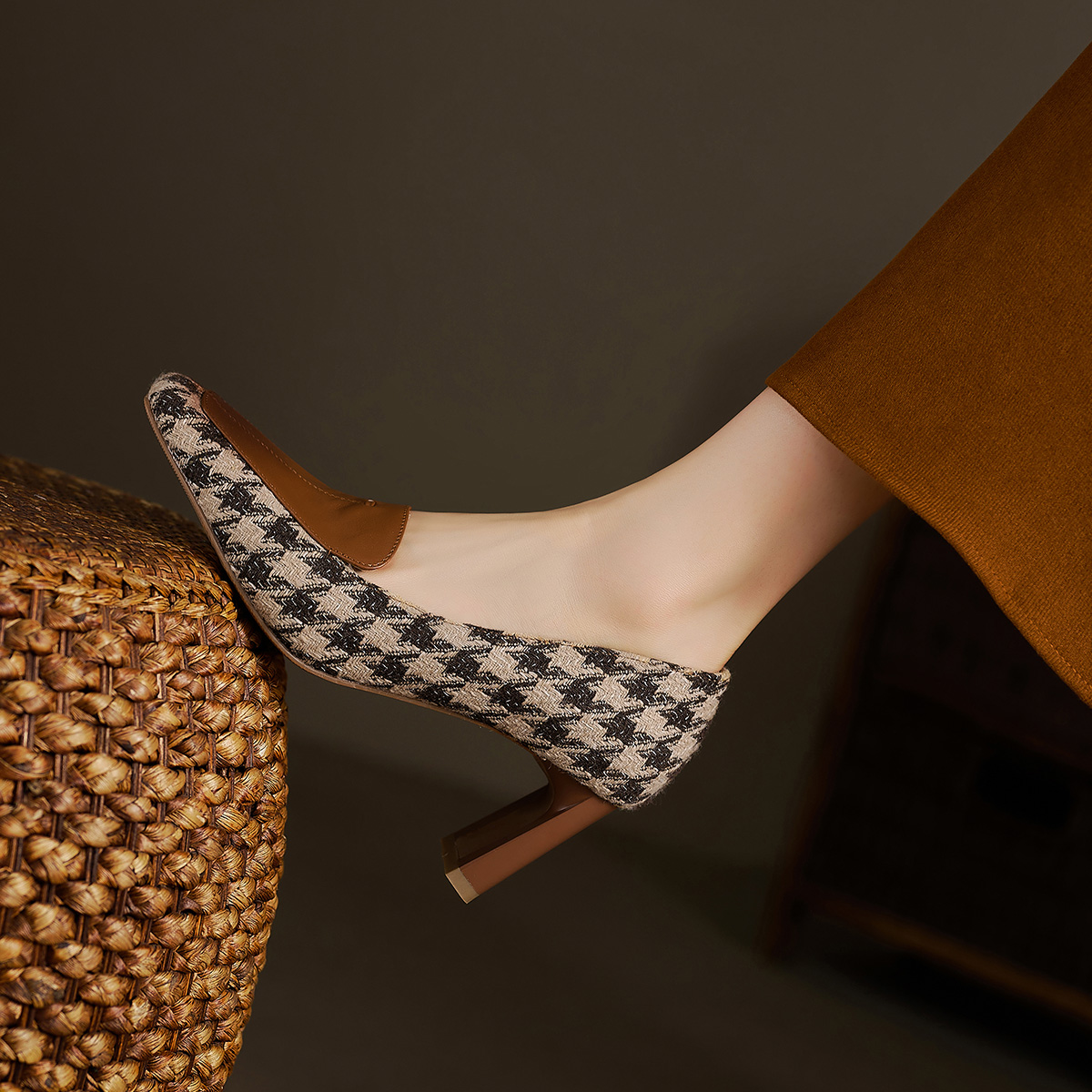 Purchase (W) Luiza Barcelos Stiletto 'Retro Pata de Gallo Marrón' X901945