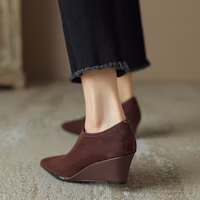 Order (W) Luiza Barcelos Tacones Altos de Punta Afilada de Terciopelo 'Taupe Wedge' X901898