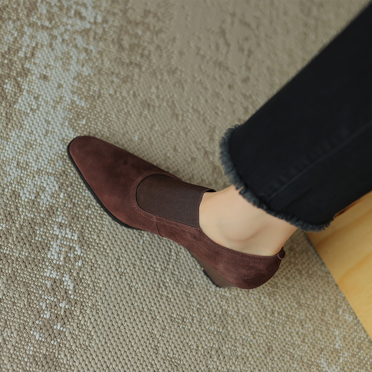 Sizing (W) Luiza Barcelos Tacones Altos de Punta Afilada de Terciopelo 'Taupe Wedge' X901898